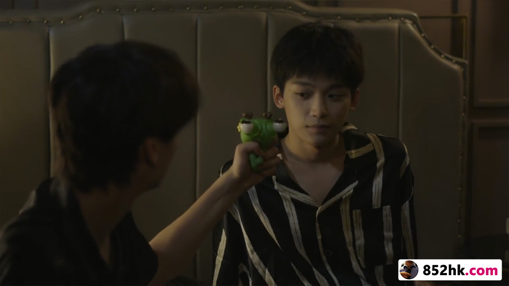 梓渝 Zi Yu with his doll 刀樂哥