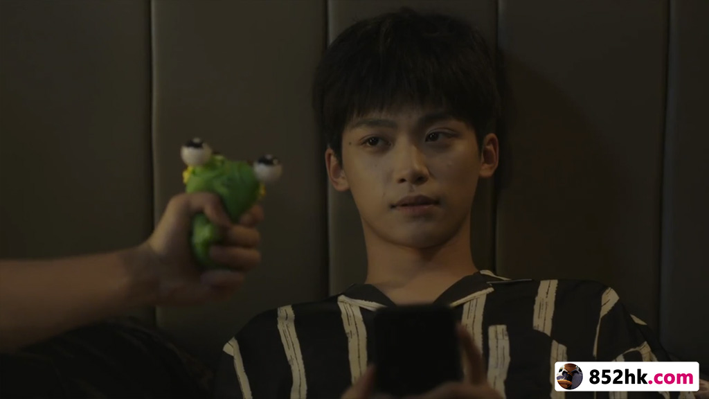 梓渝 Zi Yu with his doll 刀樂哥