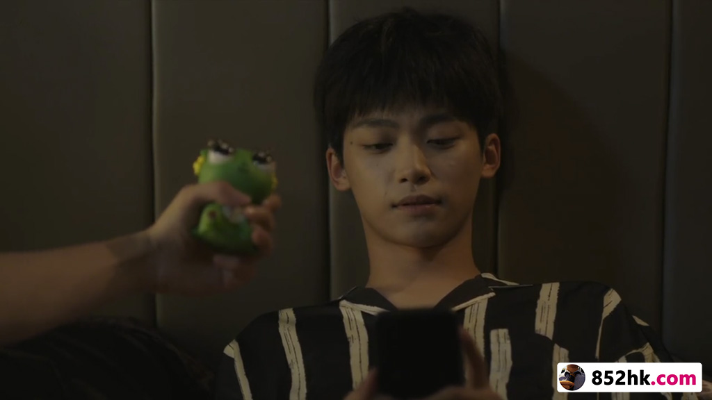 梓渝 Zi Yu with his doll 刀樂哥